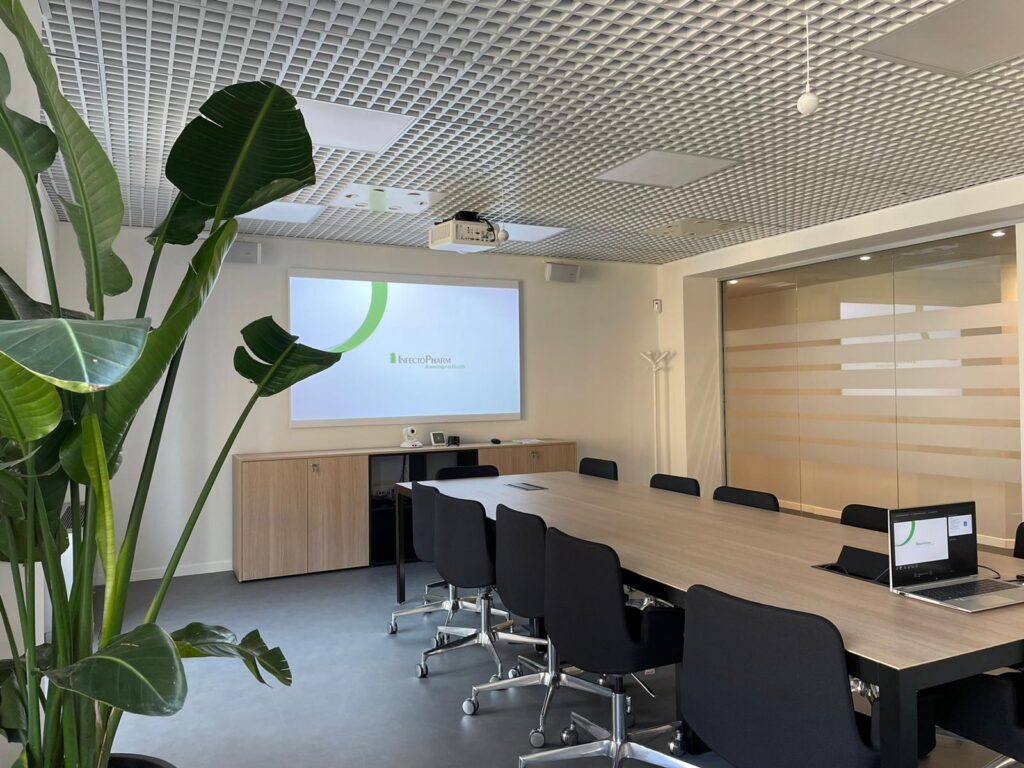 sala riunioni di InfectoPharm Italia - sala riunioni in azienda con dotazione tecnologica, computer di sala, digital projection, microfoni a soffitto, amplificatore 
